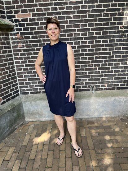 Mooij Jurk - donker blauw - kort met strik rug